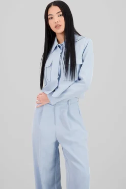 Camisa crop detalle bolsas 3D