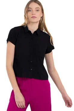 Camisa crop manga corta bolso