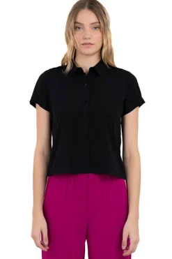 Camisa crop manga corta bolso