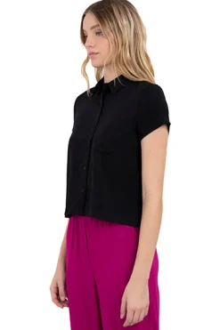 Camisa crop manga corta bolso