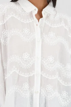 Camisa manga larga detalle cuello bordado botones