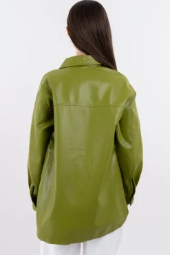 Camisa oversize efecto piel bolsillos