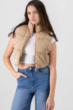 Chaleco crop capitonado cuello alto