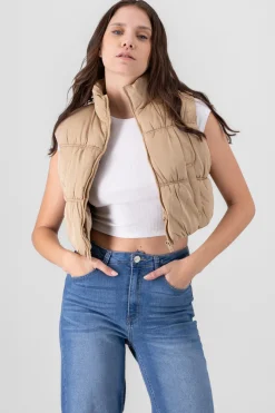 Chaleco crop capitonado cuello alto