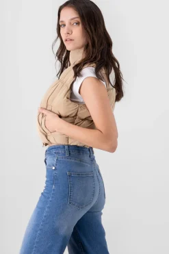 Chaleco crop capitonado cuello alto