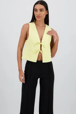 Chaleco detalle textura lazos