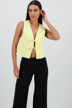 Chaleco detalle textura lazos