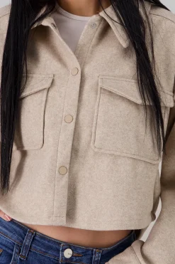 Chamarra corta lisa con bolsas