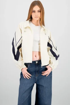 Chamarra rompevientos detalle contraste