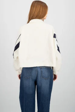 Chamarra rompevientos detalle contraste