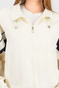 Chamarra rompevientos detalle contraste