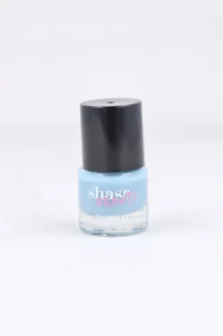 Esmalte uñas azul claro pastel