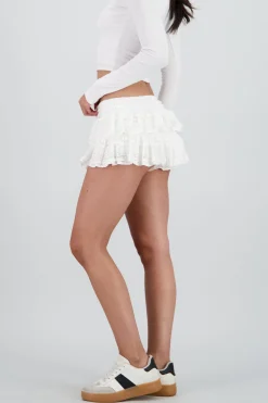 Falda short con encaje y olanes