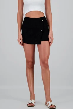 Falda short textura detalle botones