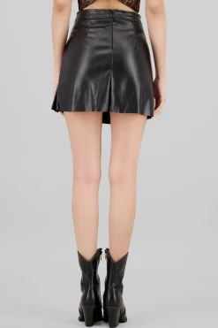 Flada mini tipo piel con botones