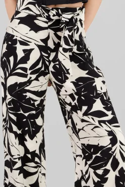 Pantalon amplio tropical detalle laso