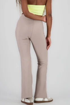 Pantalon flare con costruras