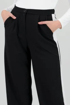 Pantalones con detalle de rayas al costado