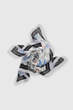 Pañuelo satín flores borde