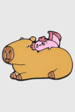 Pin capibara con ajolote
