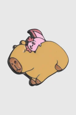 Pin capibara con ajolote