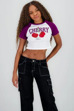 Playera crop cerezas contraste mangas
