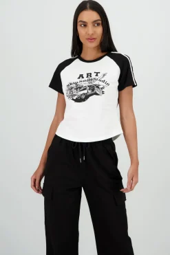 Playera crop detalle estampado contraste mangas