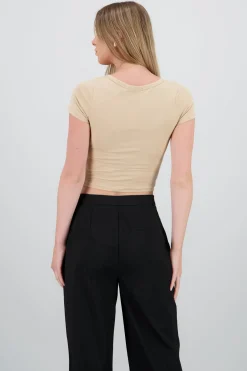 Playera de manga corta con escote