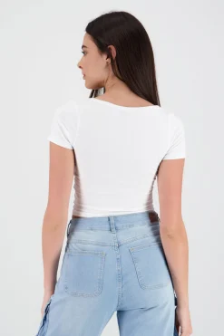 Playera de manga corta con escote