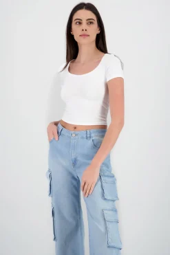 Playera de manga corta con escote