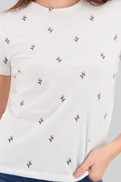 Playera manga corta cuello redondo detalle flores