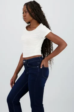 Playera manga corta detalle encaje y moño