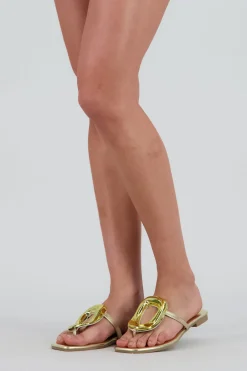 Sandalia detalle hebilla ovalo