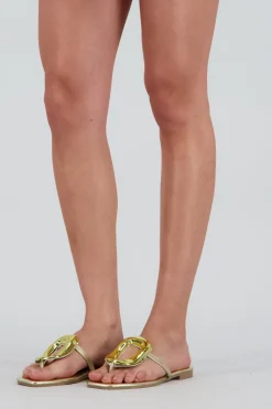 Sandalia detalle hebilla ovalo