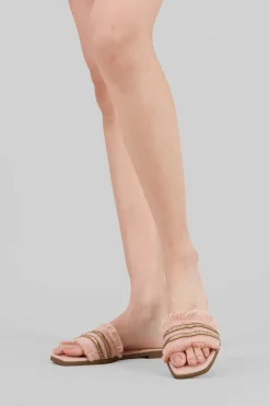 Sandalia detalle metálico flecos