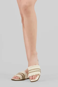 Sandalia detalle metálico flecos