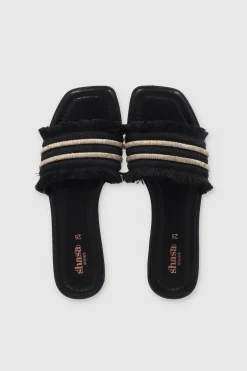 Sandalia detalle metálico flecos