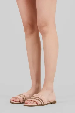 Sandalia detalle metálico flecos