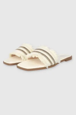 Sandalia detalle metálico flecos