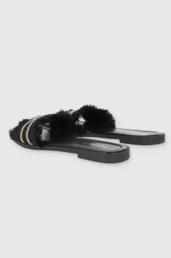 Sandalia detalle metálico flecos