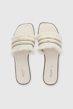 Sandalia detalle metálico flecos