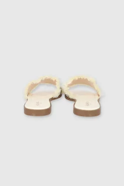 Sandalia detalle metálico flecos