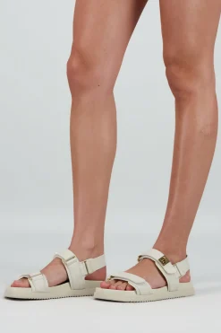 Sandalia dos tiras slingback detalle broche