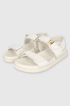 Sandalia dos tiras slingback detalle broche