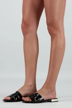 Sandalia entrelazada charol