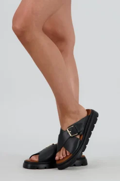 Sandalia suela dentada tiras cruzadas hebilla