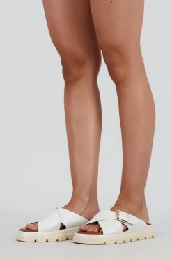 Sandalia suela dentada tiras cruzadas hebilla