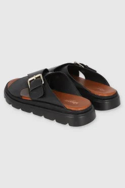 Sandalia suela dentada tiras cruzadas hebilla