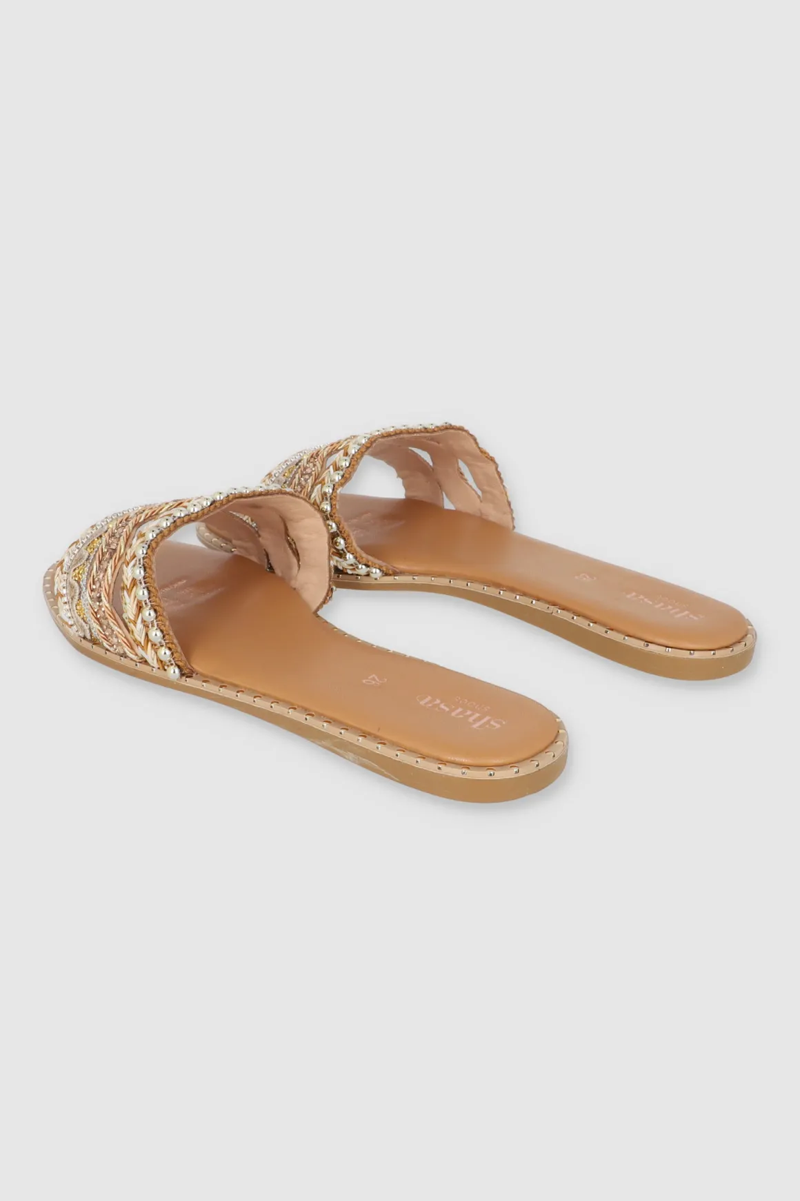 Sandalia tejida cuentas