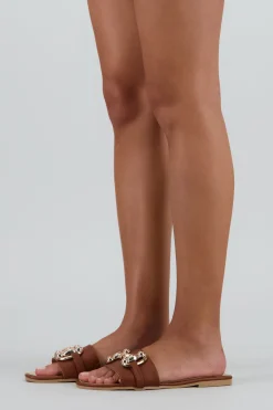 Sandalia tira ancha aplicación eslabon grande